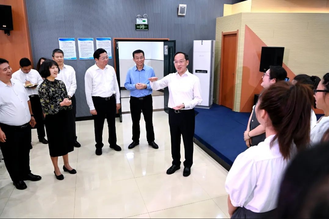 全面落实立德树人根本任务切实办好人民满意的教育 郝鹏李乐成教师节前夕看望慰问一线教师