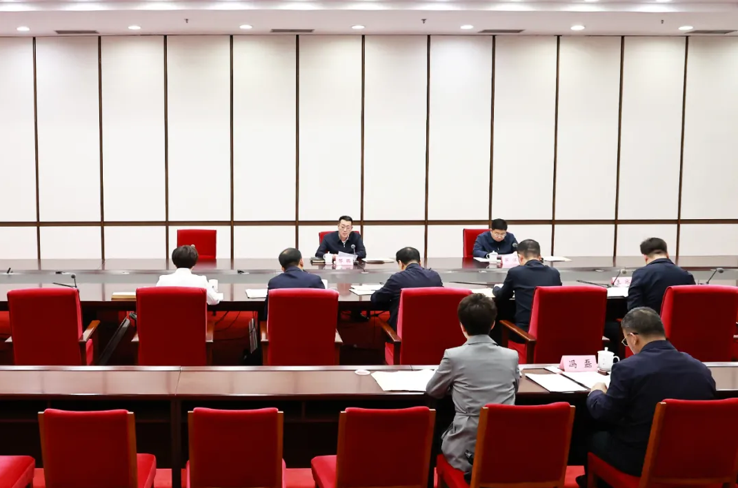 市政府党组理论学习中心组召开专题学习会议