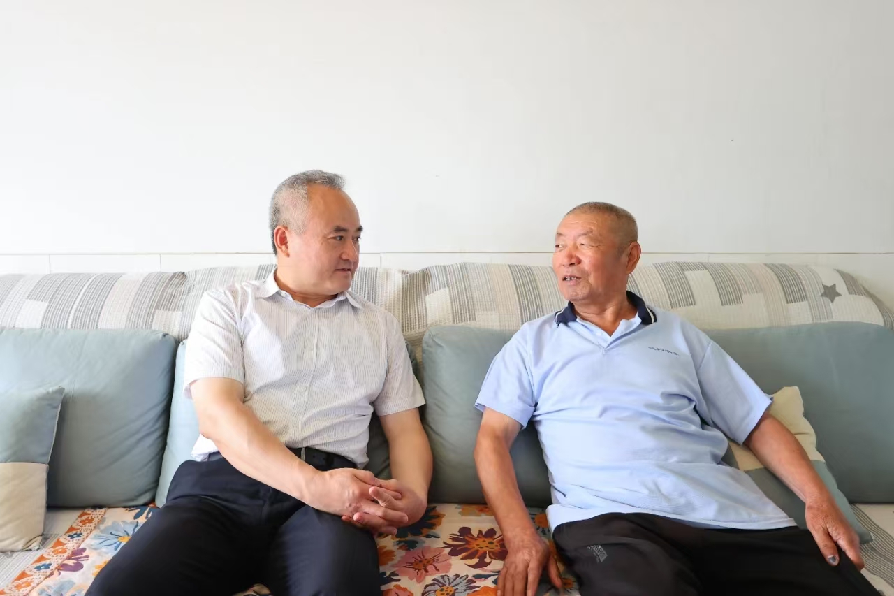 王炳森“七一”前夕看望慰问我市新中国成立前入党的<br>老党员、生活困难党员