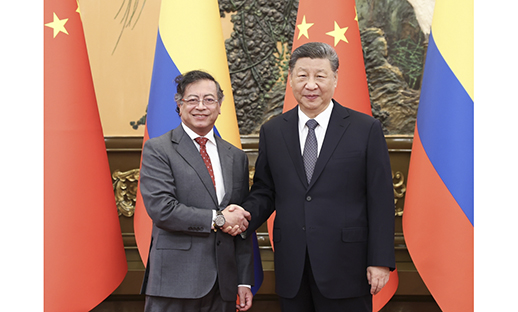 习近平会见哥伦比亚总统佩特罗...