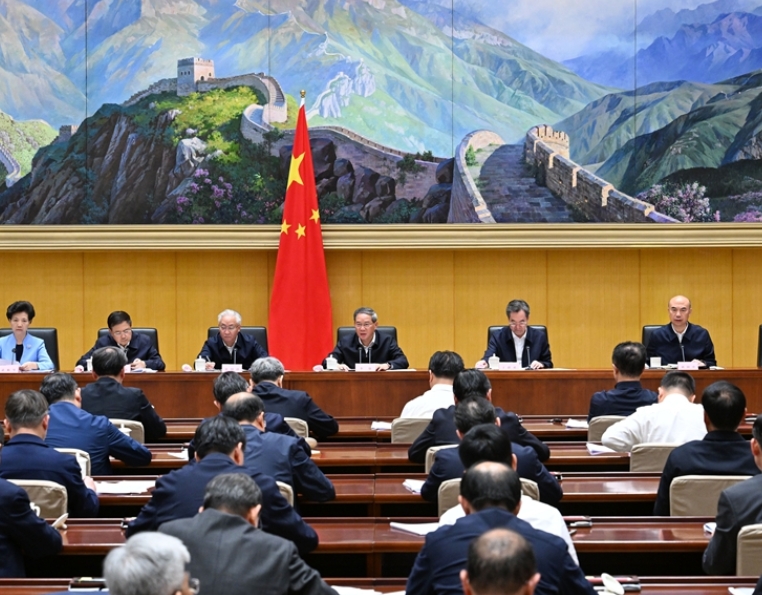 李强出席做强国内大循环工作推进会并讲...