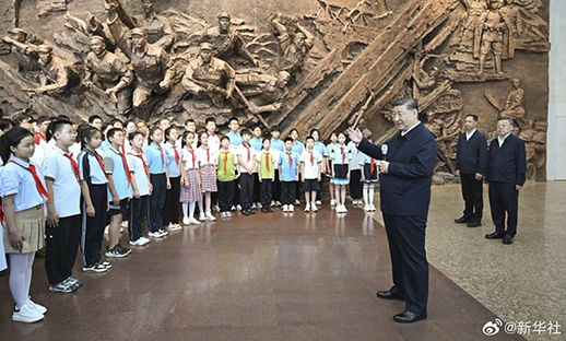 习近平在山西阳泉市向抗战烈士敬献花篮并参...