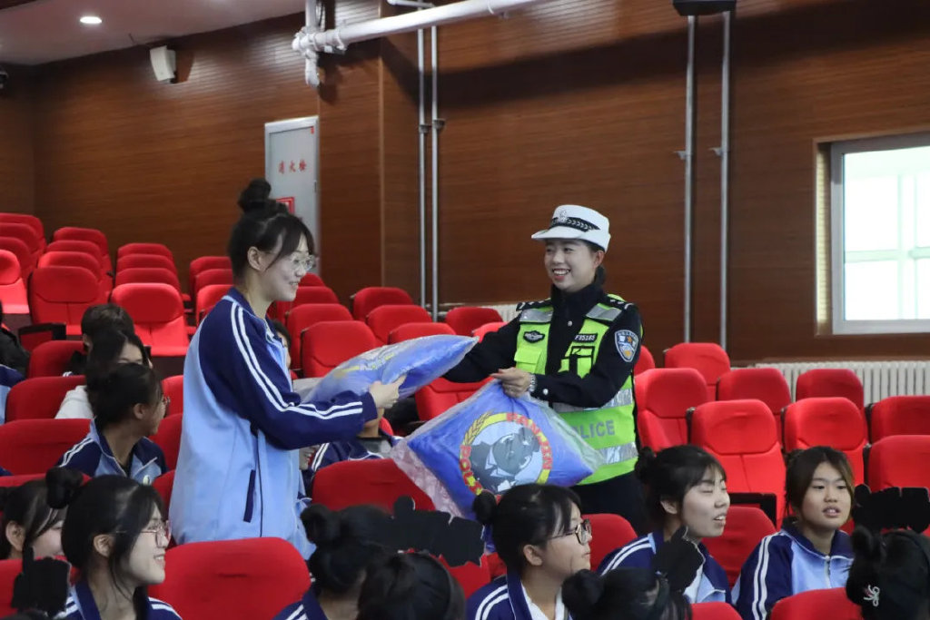 https://p3-sign.toutiaoimg.com/tos-cn-i-6w9my0ksvp/6730157b2bd7482da1c7938fcb8d9a1f~tplv-tt-origin-web:gif.jpeg?_iz=58558&from=article.pc_detail&lk3s=953192f4&x-expires=1733360152&x-signature=NrncuGZDtrTIxgMY8w1%2Bh8faMKs%3D