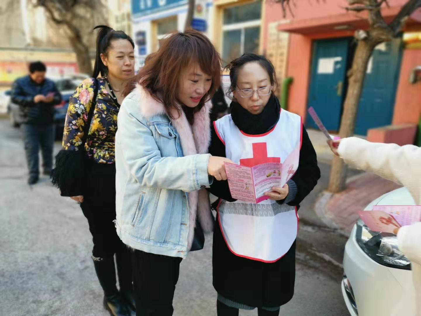 市紅十字志愿者開展“社區動員同防艾，健康中國我行動”宣傳活動